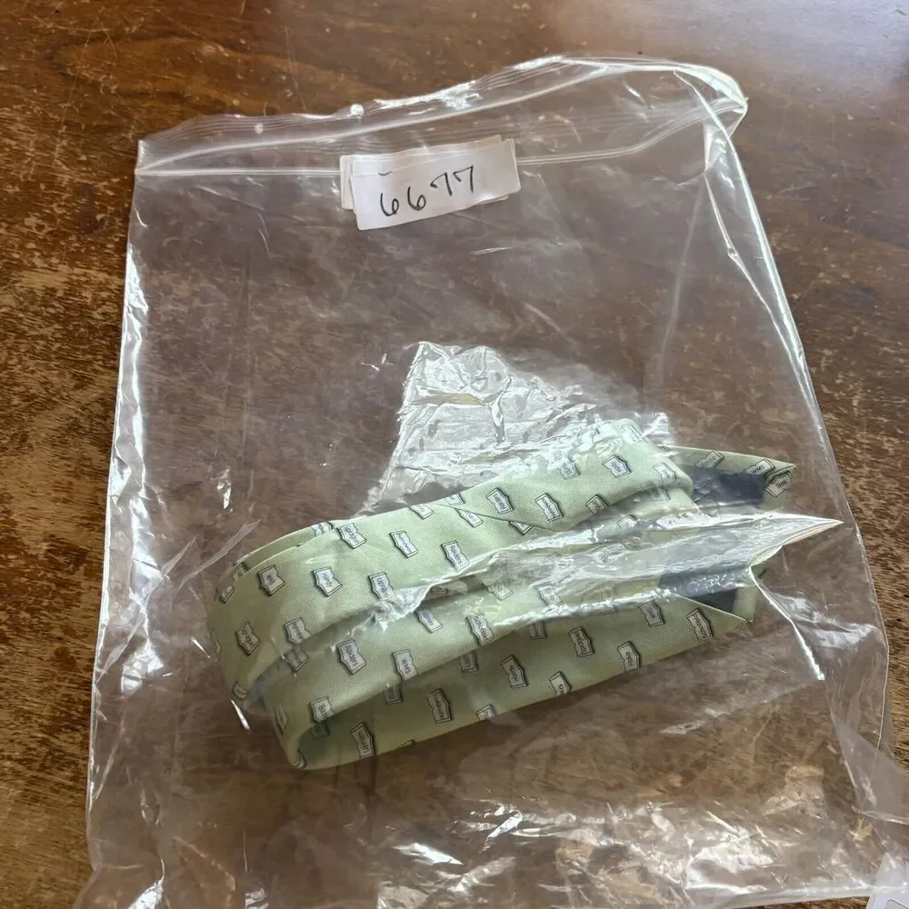 Vineyard Vines Silk Tie Green E.A.‎ Davis Wellesley Books Handmade In The U.S.A.